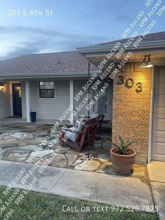 Photo - 303 E 6th St