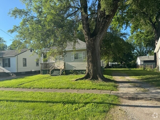 Building Photo - Is This Love? Cozy 2 Bed, 1 Bath Home with...