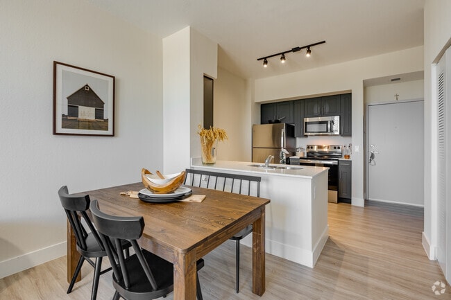 1BR, 1BA - 630SF - Dinning Room