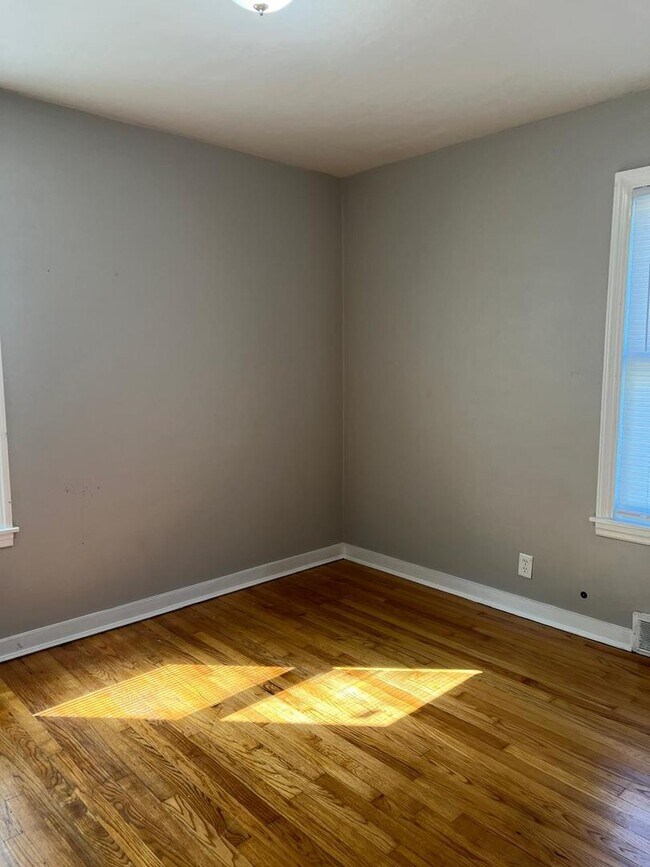 Photo - 438-155 155th St