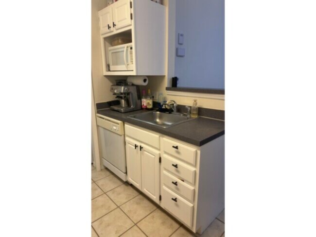 Photo - 1 bed 1 bath condo at The Hamptons @ Metro West ($950 security deposit)
