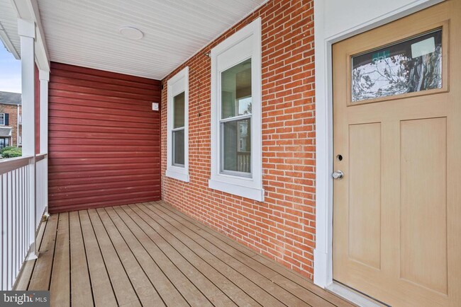 Building Photo - 819 11th Ave Unit B