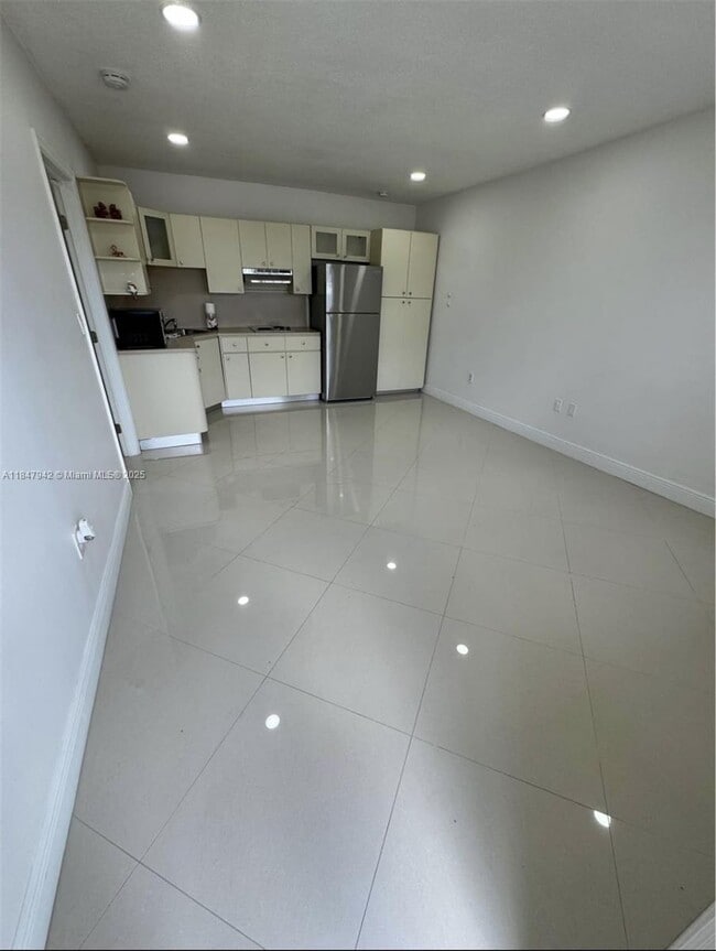 Building Photo - 110 E 44th St Unit A Rental