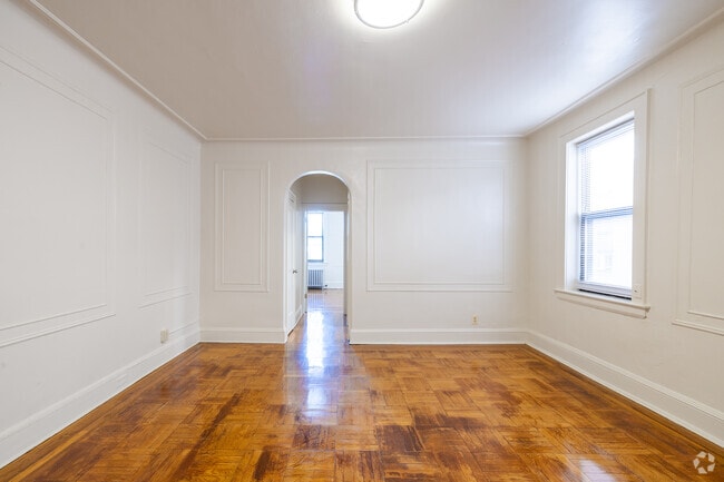 1BR, 1BA - 685SF - Living Room / Dining Room - Beech Kearny Associates