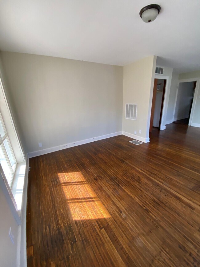 Photo - 714 E 51st St