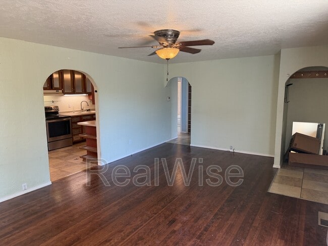 Photo - 220 Marion Ln