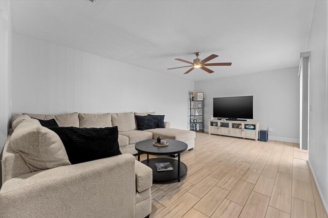 Photo - 1596 Shaker Cir