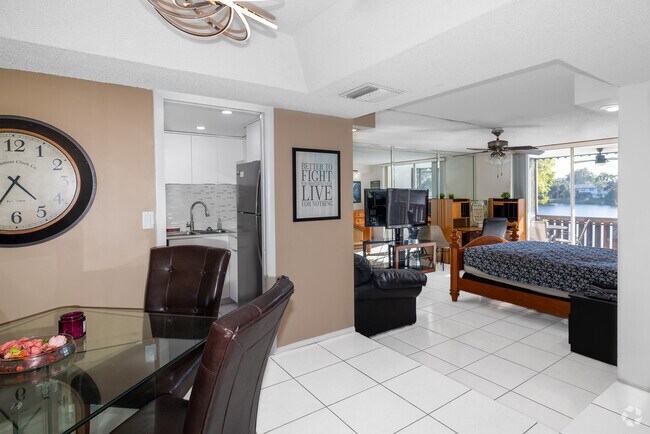 Super Jumbo Studio - 640SF - Dining Room