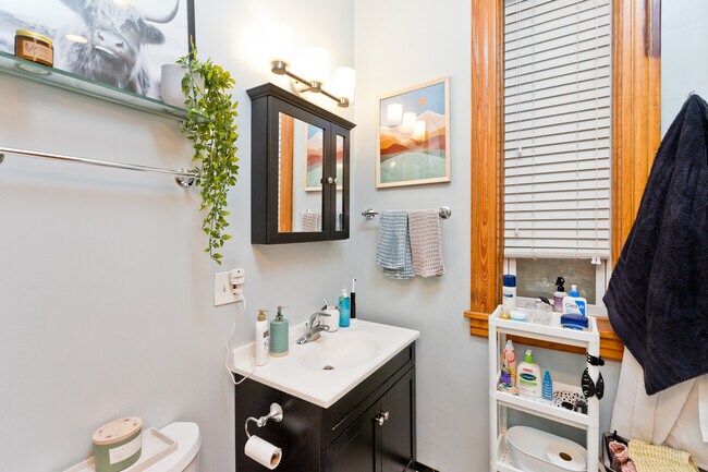 Photo - 2139 N Oakley Ave Unit 1