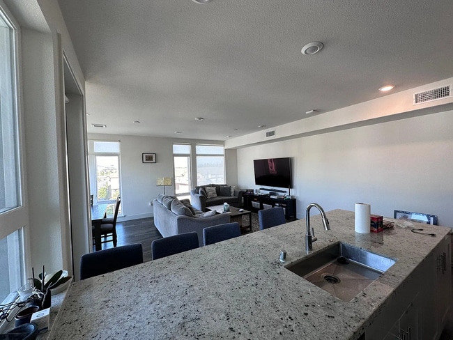 Building Photo - 5925 Charlotte Dr Unit 426