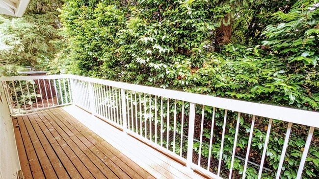 Photo - Lynnwood 3 Bedroom Condo - Corner Unit Unidad B201