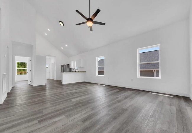 Photo - SPACIOUS LIVING!!!!