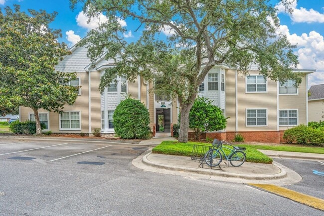 Building Photo - Spacious 2-Bedroom Condo at The Oaks – Pri...