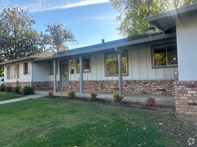 Building Photo - Coming Soon! This Spacious 4/2 Charmer in ... Rental