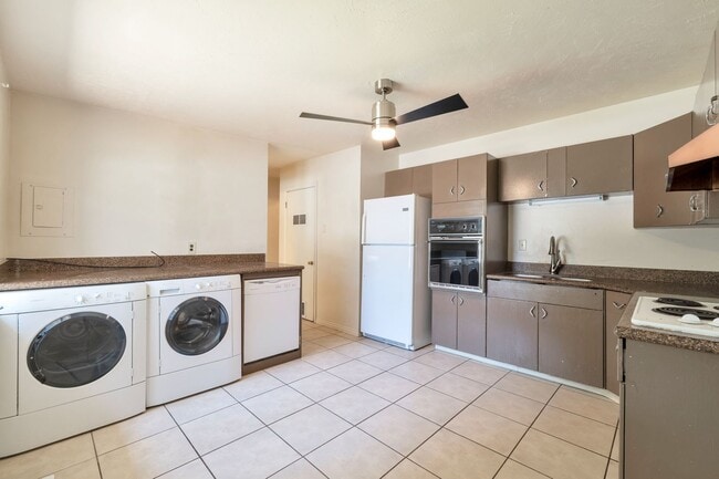 Photo - 3 Bed - 1 Bath Home in Sunset - Huge Yard ...