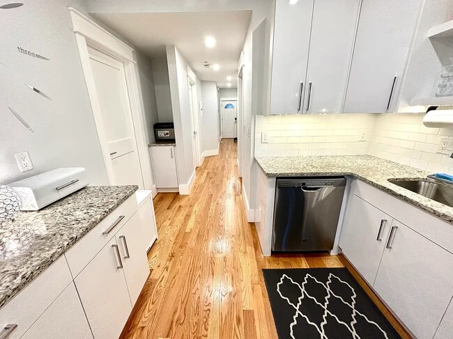 Building Photo - 324 Chelsea St Unit 1 Rental