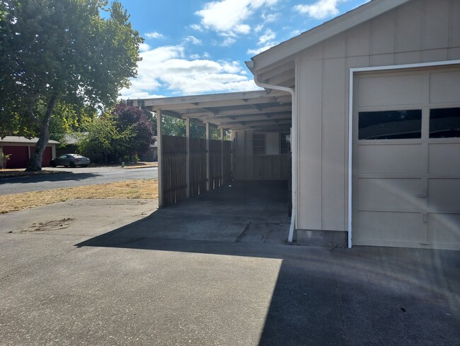 Photo - 2145 Primrose St