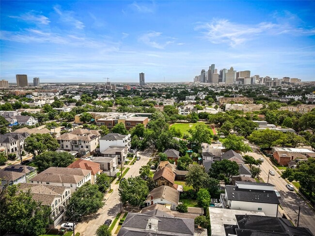 Building Photo - 1710 Maryland St Unit A