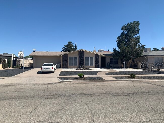 Building Photo - 10609 Lakewood Ave