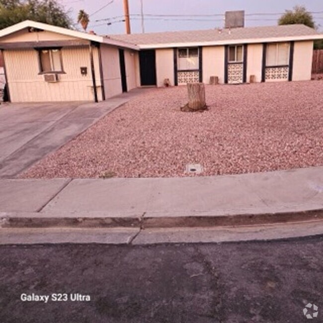 Building Photo - 4 Bedroom Close To Las Vegas Blvd. & North... Rental