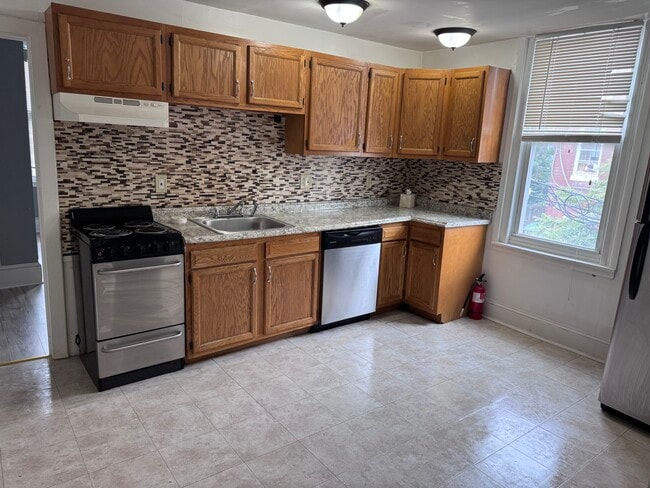 Building Photo - 3618 N 19th St Unit 2ND FLOOR