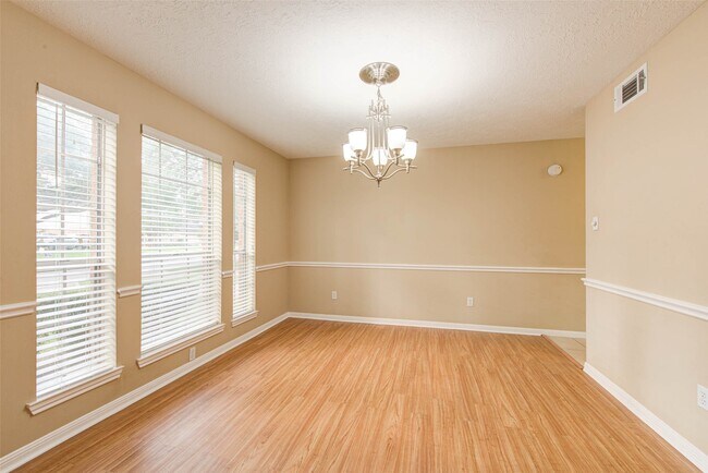 Photo - 518 Ellingham Dr