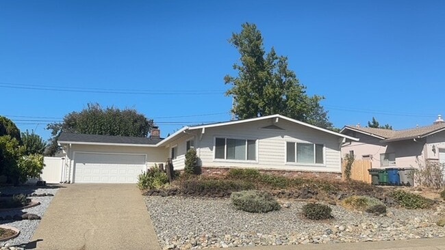 Building Photo - Home in Mary Lake Neighborhood