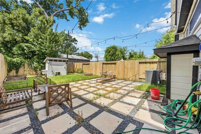 Photo - 723 W 16th St