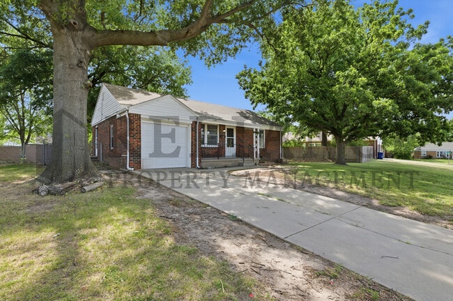 Photo - 656 S Whittier St