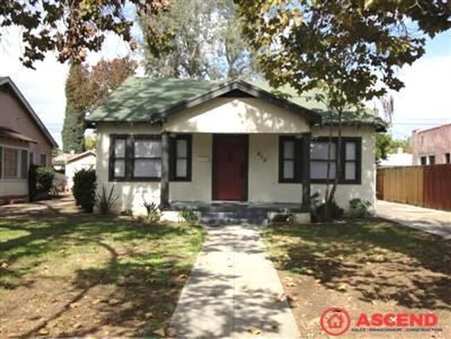 Building Photo - Charming 3BD/1BA Home in Northeast Bakersfield — Brick Fireplace, Prime Location!