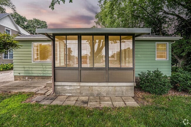 Building Photo - AVAILABLE IN AUGUST! 3 Bedroom, 1 Bath Sin... Rental