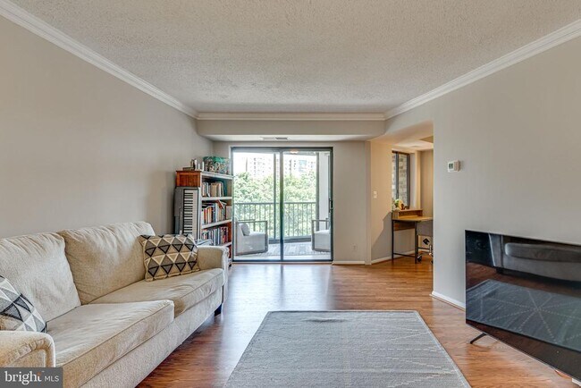 Building Photo - 5904 Mt Eagle Dr Unit 903