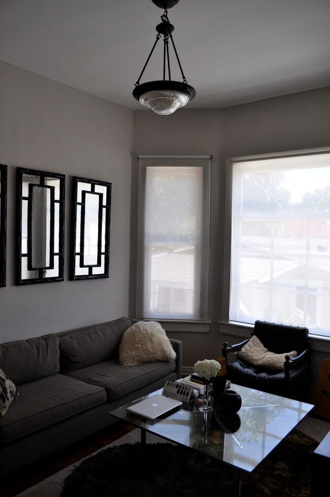Photo - 2914 1/4 Rowena Ave