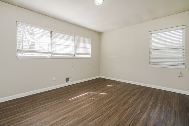 Photo - 640 Oakdale Dr