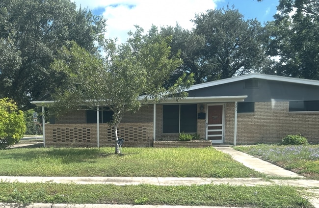 Building Photo - 205 Emerald Ln Rental