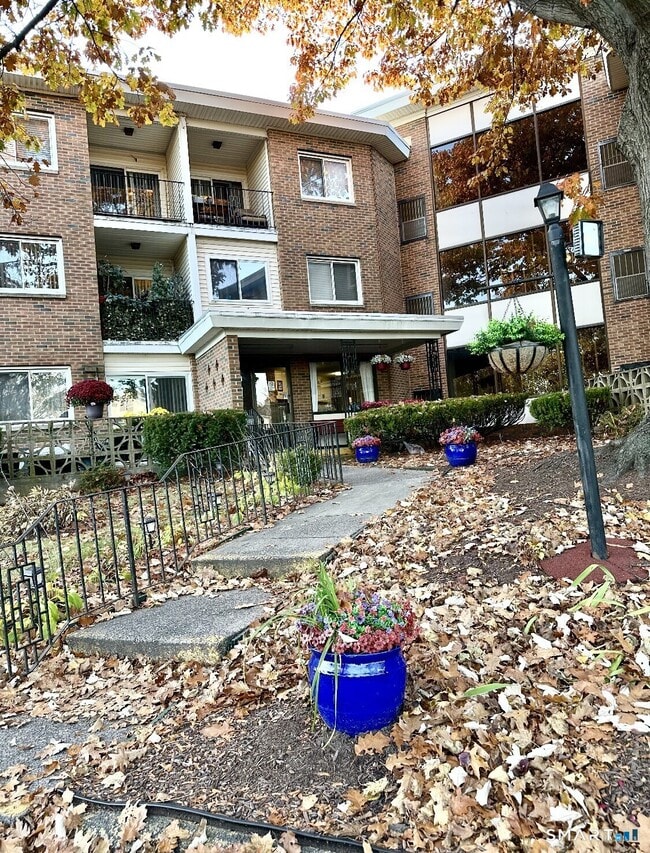 Building Photo - 126 Biruta St Unit B16