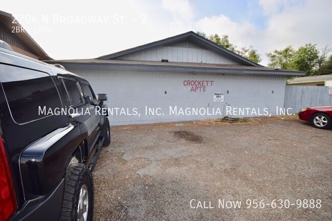 Building Photo - 2204 N Broadway St Unit 2