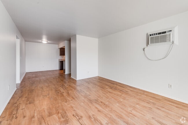 2BR, 1BA - 875 SF