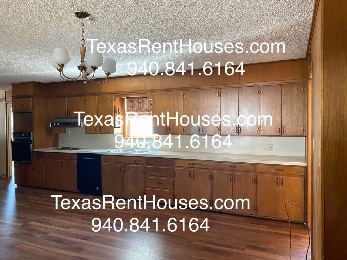 Small Town Life in Historic Throckmorton, Texas - Small Town Life in Historic Throckmorton, Texas