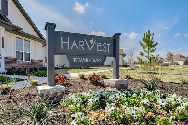 Building Photo - Impeccably Maintained Townhome in Brenham!
