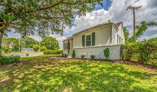 Photo - 405 W Brooks Rd
