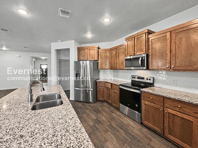 Photo - 2208 Hornbeam St