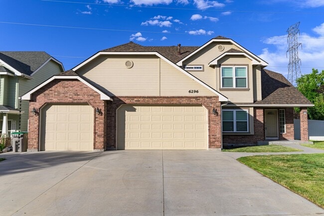 Building Photo - Private Oasis with Panoramic Mountain Views – 4 BR Plus Bonus Room / Office
