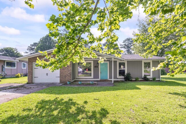 Building Photo - Granite Counters, Large Deck & Huge Backyard – This One Has It All!