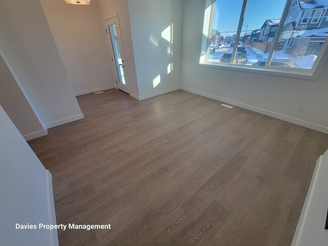 Photo - 2222 Muckleplum Cres SW