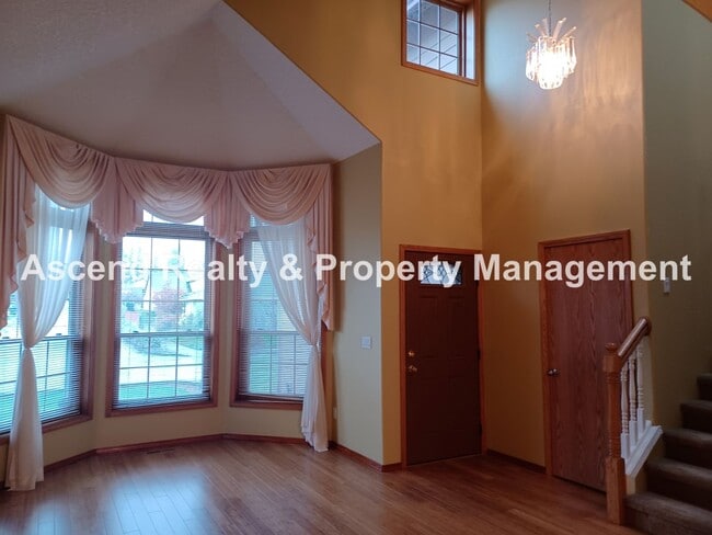 Photo - Troutdale 4 Bed Fenced Back 3 Car Garage Y...