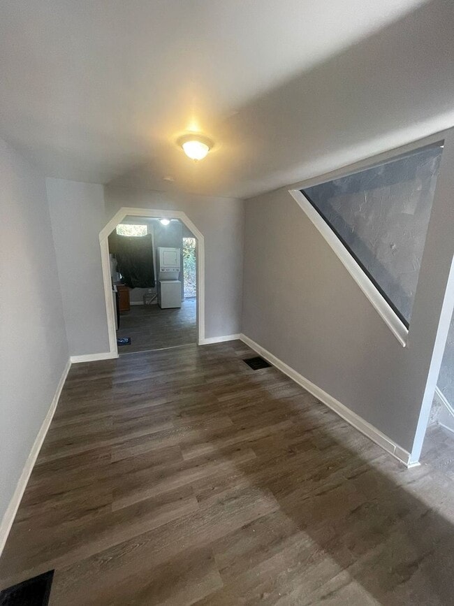 Building Photo - Recently Renovated Three Bed One Bath Ready For A New Tenant!