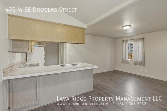 Photo - 475 SE Douglas St