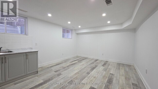 Photo - 2076 Gough Ave