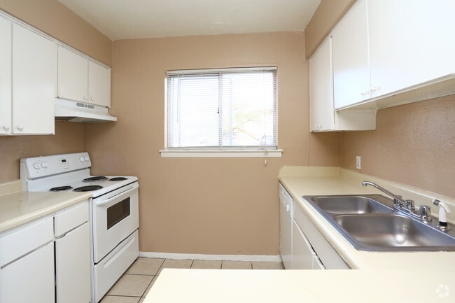 2BR, 2BA - 796SF - Kitchen
